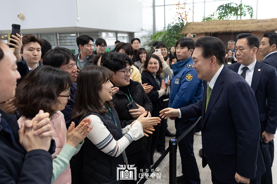 윤석열 대통령이 14일 전남 무안군 전남도청에서 열린 ‘미래산업과 문화로 힘차게 도약하는 전남’을 주제로 열린 ‘스무 번째 국민과 함께하는 민생토론회’ 참석에 앞서 전남도청 직원들과 인사하고 있다.