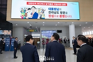 윤석열 대통령이 14일 전남 무안군 전남도청에서 열린 ‘미래산업과 문화로 힘차게 도약하는 전남’을 주제로 열린 ‘스무 번째 국민과 함께하는 민생토론회’ 참석을 위해 토론회장으로 향하고 있다.