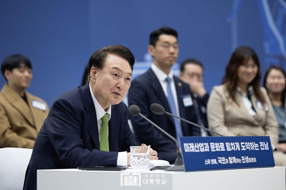 윤석열 대통령이 14일 전남 무안군 전남도청에서 열린 ‘미래산업과 문화로 힘차게 도약하는 전남’을 주제로 열린 ‘스무 번째 국민과 함께하는 민생토론회’에서 마무리 발언을 하고 있다.