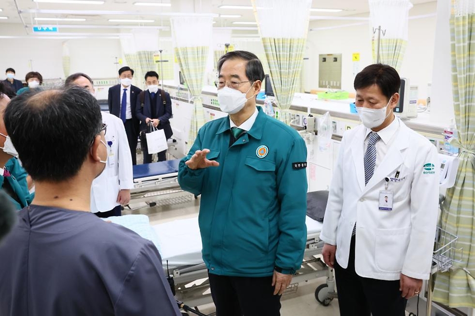 한덕수 국무총리가 의대 증원을 둘러싸고 의정간 갈등이 계속되고 있는 15일 경남 창원시 마산합포구 마산의료원 응급실을 방문해 의료진을 격려하고 있다.