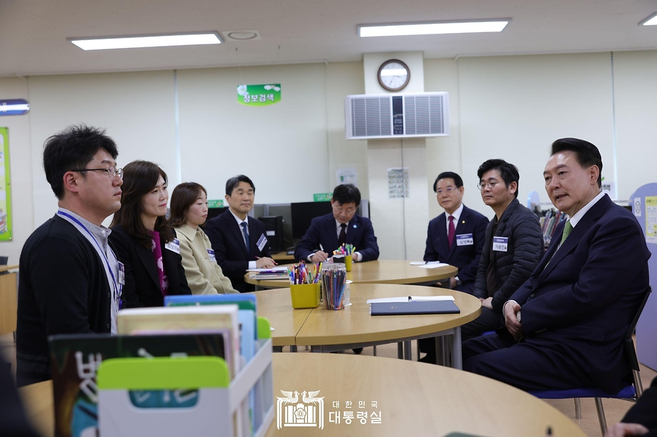 윤석열 대통령이 14일 전남 무안군 오룡초등학교 도서관에서 학교장, 방과 후 부장, 학부모, 늘봄 강사, 교사 등과 늘봄학교 관련 간담회를 갖고 있다. 