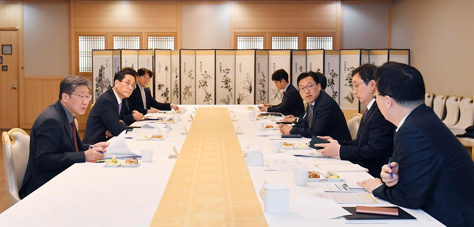 김병환 기획재정부 차관이 15일 서울 종로구 정부서울청사에서 열린 ‘제13차 물가관계차관회의’를 주재하고 있다.