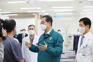 한덕수 국무총리가 의대 증원을 둘러싸고 의정간 갈등이 계속되고 있는 15일 경남 창원시 마산합포구 마산의료원 응급실을 방문해 의료진을 격려하고 있다.