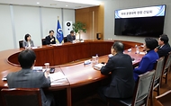 이주호 사회부총리 겸 교육부 장관이 14일 경기도 성남시 수정구 가천대학교 글로컬캠퍼스에서 총장, 의대학장 등 대학관계자와 간담회를 하고 있다. 이날 간담회는 의대 학사 운영이 원활하지 않은 상황에서 학생들의 학습권을 보호하기 위한 적극적인 노력을 대학에 당부하고자 마련됐다. 