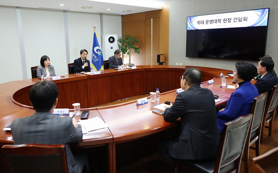 이주호 사회부총리 겸 교육부 장관이 14일 경기도 성남시 수정구 가천대학교 글로컬캠퍼스에서 총장, 의대학장 등 대학관계자와 간담회를 하고 있다. 이날 간담회는 의대 학사 운영이 원활하지 않은 상황에서 학생들의 학습권을 보호하기 위한 적극적인 노력을 대학에 당부하고자 마련됐다. 