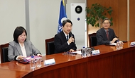 이주호 사회부총리 겸 교육부 장관이 14일 경기도 성남시 수정구 가천대학교 글로컬캠퍼스에서 열린 의대생 단체행동 관련 가천대 의과대학 간담회에서 모두발언을 하고 있다. 이날 간담회는 의대 학사 운영이 원활하지 않은 상황에서 학생들의 학습권을 보호하기 위한 적극적인 노력을 대학에 당부하고자 마련됐다. 