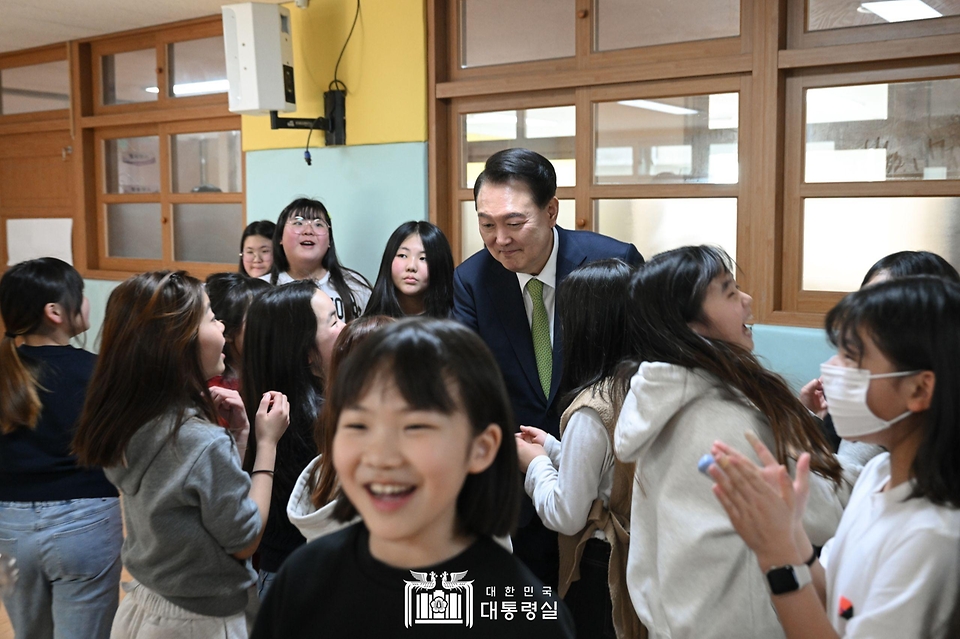 윤석열 대통령이 14일 전남 무안군 오룡초등학교를 방문해 늘봄학교 방송댄스 프로그램 참관을 마친 뒤 학생들과 인사하고 있다.