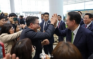 윤석열 대통령이 14일 전남 무안군 전남도청에서 열린 ‘미래산업과 문화로 힘차게 도약하는 전남’을 주제로 열린 ‘스무 번째 국민과 함께하는 민생토론회’를 마친 뒤 전남도청 직원들과 인사하고 있다.