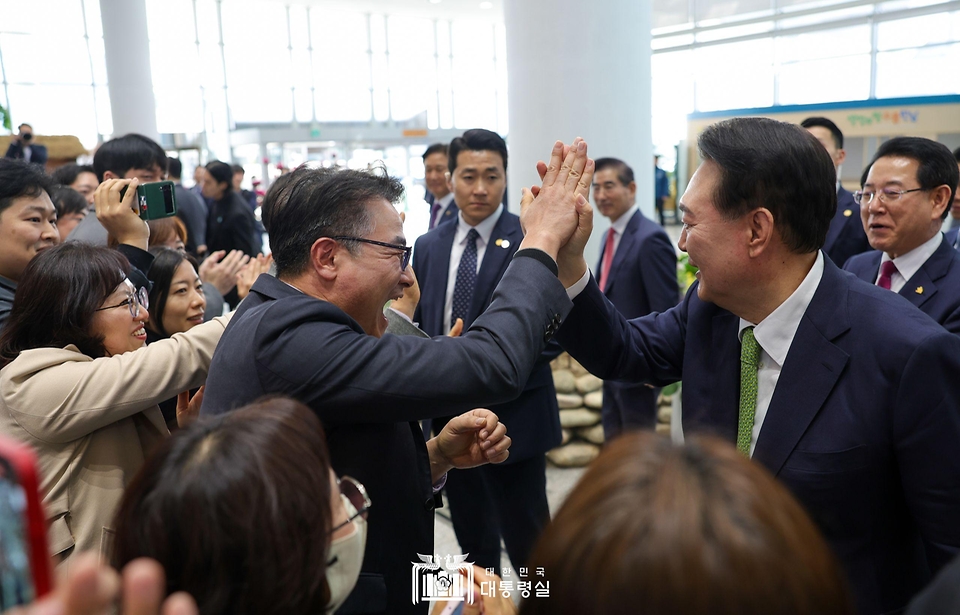 윤석열 대통령이 14일 전남 무안군 전남도청에서 열린 ‘미래산업과 문화로 힘차게 도약하는 전남’을 주제로 열린 ‘스무 번째 국민과 함께하는 민생토론회’를 마친 뒤 전남도청 직원들과 인사하고 있다.