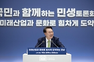 윤석열 대통령이 14일 전남 무안군 전남도청에서 열린 ‘미래산업과 문화로 힘차게 도약하는 전남’을 주제로 열린 ‘스무 번째 국민과 함께하는 민생토론회’에서 미소짓고 있다.