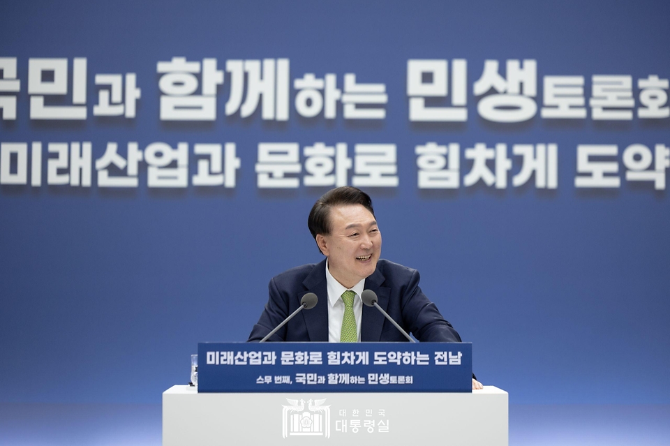 윤석열 대통령이 14일 전남 무안군 전남도청에서 열린 ‘미래산업과 문화로 힘차게 도약하는 전남’을 주제로 열린 ‘스무 번째 국민과 함께하는 민생토론회’에서 미소짓고 있다.
