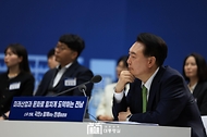 윤석열 대통령이 14일 전남 무안군 전남도청에서 열린 ‘미래산업과 문화로 힘차게 도약하는 전남’을 주제로 열린 ‘스무 번째 국민과 함께하는 민생토론회’에서 참석자의 발언을 듣고 있다.
