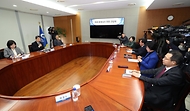 이주호 사회부총리 겸 교육부 장관이 14일 경기도 성남시 수정구 가천대학교 글로컬캠퍼스에서 열린 의대생 단체행동 관련 가천대 의과대학 간담회에서 인사말을 하고 있다. 이날 간담회는 의대 학사 운영이 원활하지 않은 상황에서 학생들의 학습권을 보호하기 위한 적극적인 노력을 대학에 당부하고자 마련됐다. 