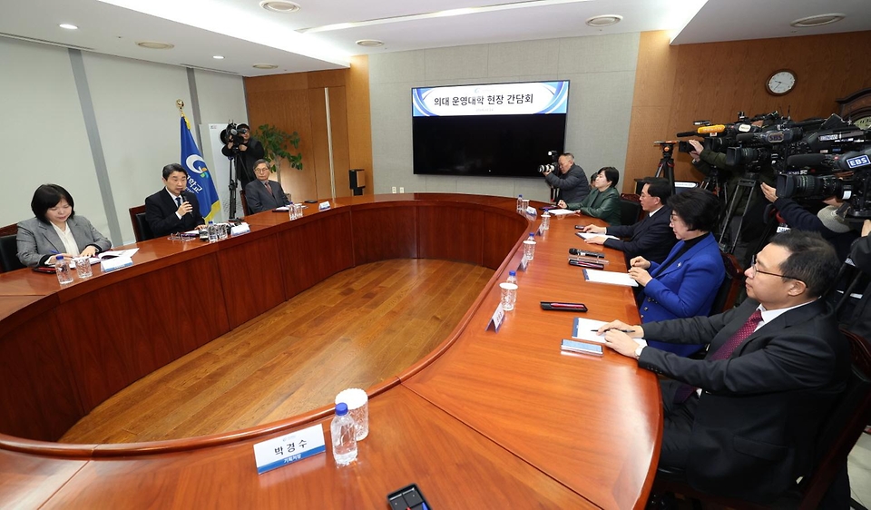 이주호 사회부총리 겸 교육부 장관이 14일 경기도 성남시 수정구 가천대학교 글로컬캠퍼스에서 열린 의대생 단체행동 관련 가천대 의과대학 간담회에서 인사말을 하고 있다. 이날 간담회는 의대 학사 운영이 원활하지 않은 상황에서 학생들의 학습권을 보호하기 위한 적극적인 노력을 대학에 당부하고자 마련됐다. 