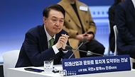 윤석열 대통령이 14일 전남 무안군 전남도청에서 열린 ‘미래산업과 문화로 힘차게 도약하는 전남’을 주제로 열린 ‘스무 번째 국민과 함께하는 민생토론회’에서 참석자의 발언을 듣고 있다.