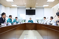 한덕수 국무총리가 의대 증원을 둘러싸고 의정간 갈등이 계속되고 있는 15일 경남 창원시 마산합포구 마산의료원을 방문해 의료진들과 간담회를 하고 있다.