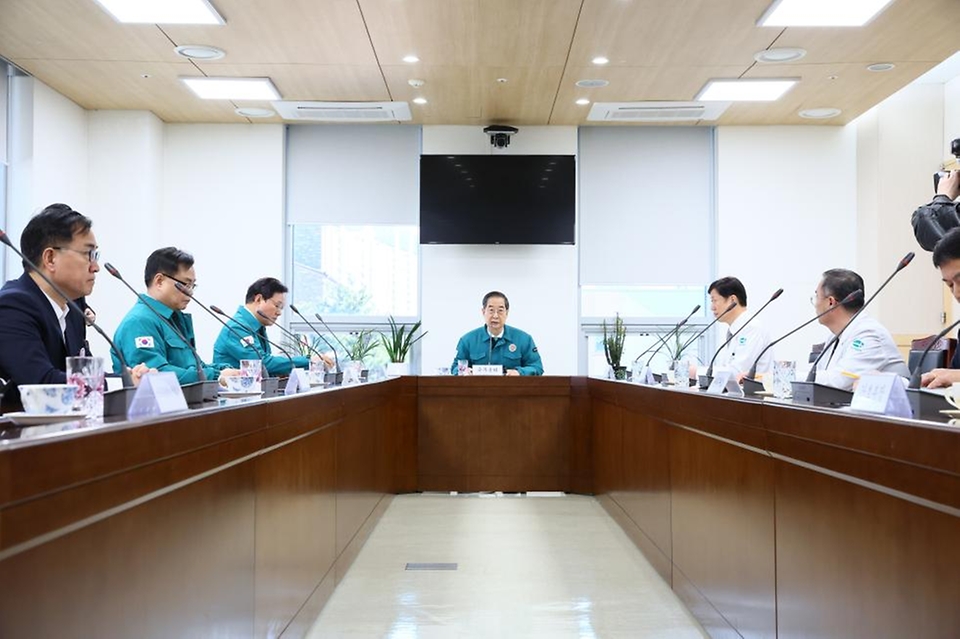 한덕수 국무총리가 의대 증원을 둘러싸고 의정간 갈등이 계속되고 있는 15일 경남 창원시 마산합포구 마산의료원을 방문해 의료진들과 간담회를 하고 있다.