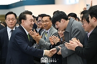 윤석열 대통령이 14일 전남 무안군 전남도청에서 열린 ‘미래산업과 문화로 힘차게 도약하는 전남’을 주제로 열린 ‘스무 번째 국민과 함께하는 민생토론회’를 마친 뒤 전남도청 직원들과 인사하고 있다.