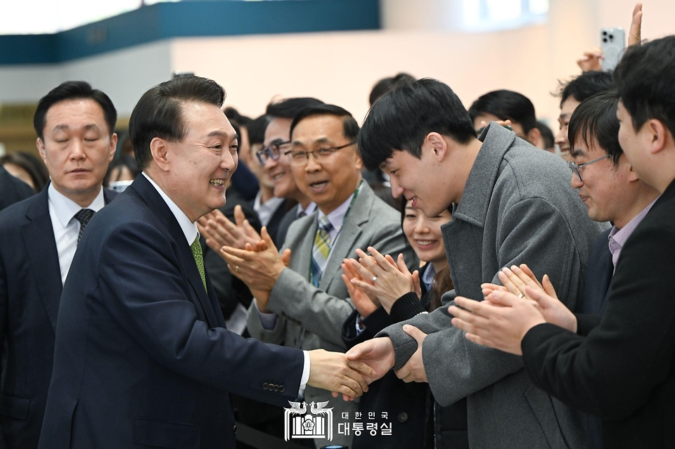 윤석열 대통령이 14일 전남 무안군 전남도청에서 열린 ‘미래산업과 문화로 힘차게 도약하는 전남’을 주제로 열린 ‘스무 번째 국민과 함께하는 민생토론회’를 마친 뒤 전남도청 직원들과 인사하고 있다.
