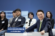 윤석열 대통령이 14일 전남 무안군 전남도청에서 열린 ‘미래산업과 문화로 힘차게 도약하는 전남’을 주제로 열린 ‘스무 번째 국민과 함께하는 민생토론회’에서 참석자의 발언을 듣고 있다.