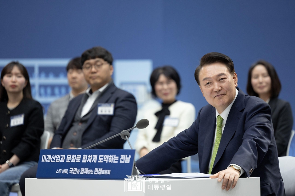 윤석열 대통령이 14일 전남 무안군 전남도청에서 열린 ‘미래산업과 문화로 힘차게 도약하는 전남’을 주제로 열린 ‘스무 번째 국민과 함께하는 민생토론회’에서 참석자의 발언을 듣고 있다.