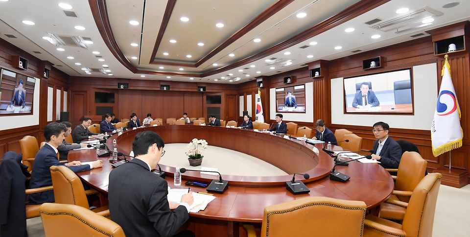 김윤상 기획재정부 차관이 14일 서울 종로구 정부서울청사에서 열린 ‘재정집행 점검회의’를 주재하고 있다. 