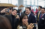 윤석열 대통령이 14일 전남 무안군 전남도청에서 열린 ‘미래산업과 문화로 힘차게 도약하는 전남’을 주제로 열린 ‘스무 번째 국민과 함께하는 민생토론회’를 마친 뒤 전남도청 직원들과 기념 사진을 찍고 있다.