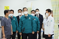 한덕수 국무총리가 의대 증원을 둘러싸고 의정간 갈등이 계속되고 있는 15일 경남 창원시 마산합포구 마산의료원을 방문해 현장을 둘러보고 있다.