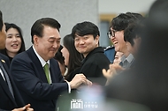 윤석열 대통령이 14일 전남 무안군 전남도청에서 열린 ‘미래산업과 문화로 힘차게 도약하는 전남’을 주제로 열린 ‘스무 번째 국민과 함께하는 민생토론회’를 마친 뒤 전남도청 직원들과 인사하고 있다.