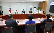 이주호 사회부총리 겸 교육부 장관이 14일 경기도 성남시 수정구 가천대학교 글로컬캠퍼스에서 열린 의대생 단체행동 관련 가천대 의과대학 간담회에서 인사말을 하고 있다. 이날 간담회는 의대 학사 운영이 원활하지 않은 상황에서 학생들의 학습권을 보호하기 위한 적극적인 노력을 대학에 당부하고자 마련됐다. 