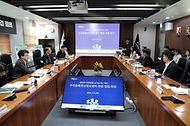 고기동 행정안전부 차관이 14일 서울 마포구 상암동 한국지역정보개발원(KLID)을 방문해 오는 4월 실시되는 제22대 국회의원 선거 관련 주민등록전산정보센터 현장 점검 회의를 하고 있다. 