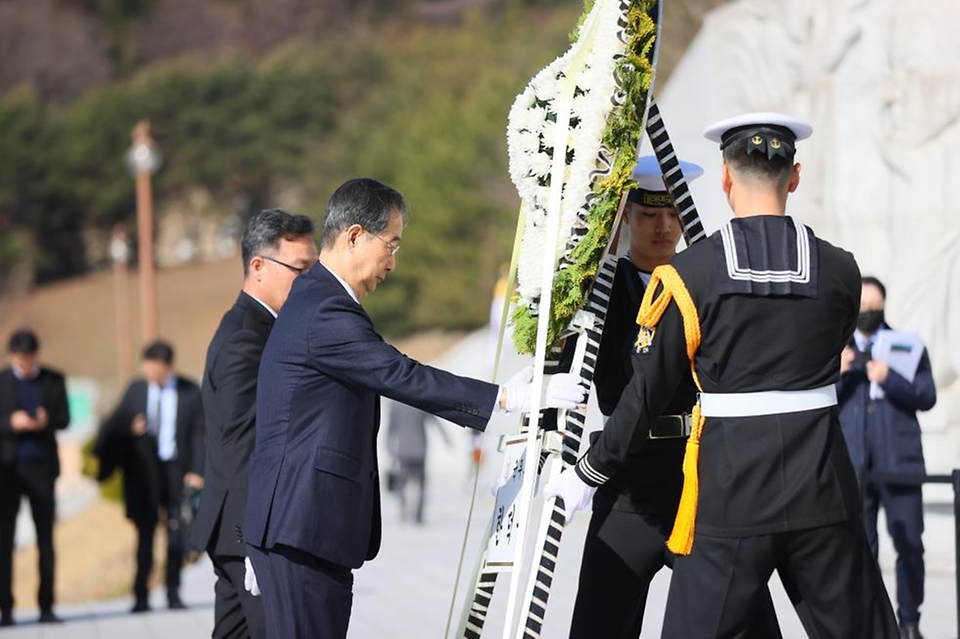 한덕수 국무총리가 3·15의거 64주년을 맞이해 15일 경남 창원시 마산회원구 국립 3·15 민주 묘지를 찾아 헌화하고 있다.