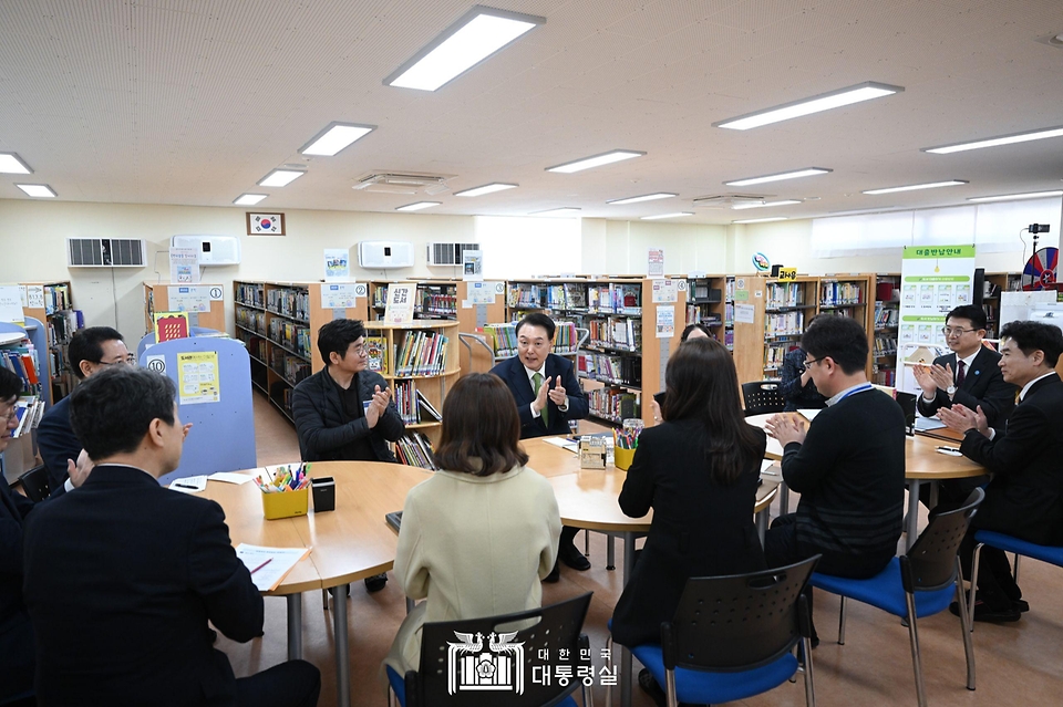 윤석열 대통령이 14일 전남 무안군 오룡초등학교 도서관에서 학교장, 방과 후 부장, 학부모, 늘봄 강사, 교사 등과 늘봄학교 관련 간담회를 갖고 있다. 