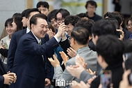 윤석열 대통령이 14일 전남 무안군 전남도청에서 열린 ‘미래산업과 문화로 힘차게 도약하는 전남’을 주제로 열린 ‘스무 번째 국민과 함께하는 민생토론회’를 마친 뒤 전남도청 직원들과 인사하고 있다.