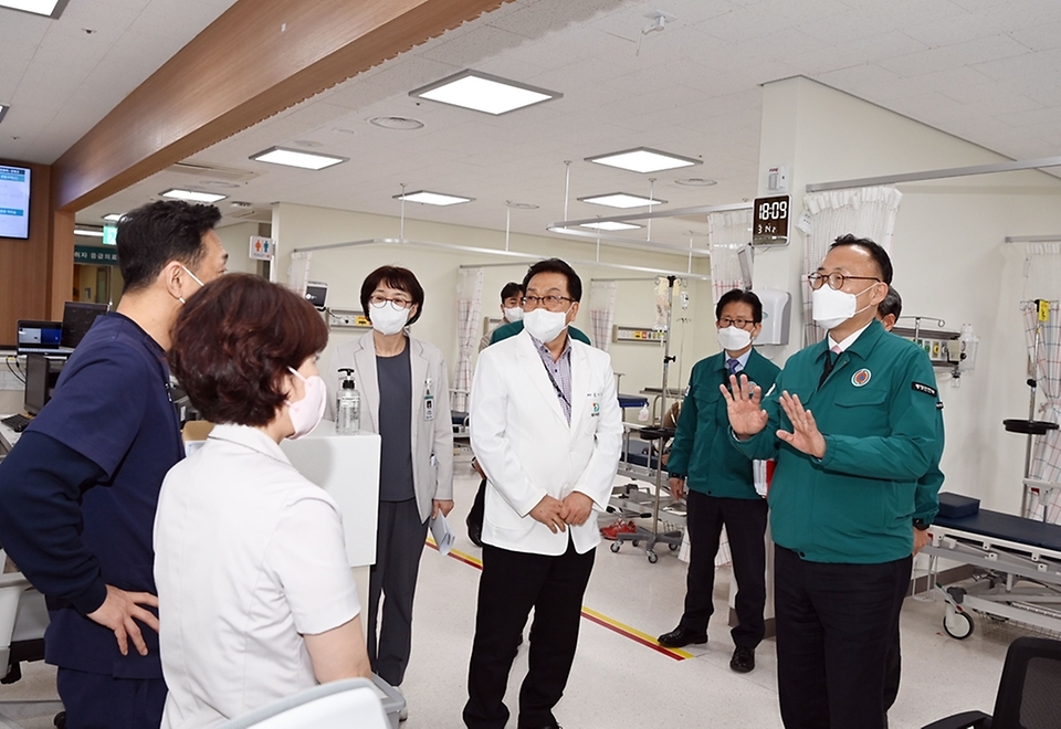 이한경 행정안전부 재난안전관리본부장이 14일 대구의료원을 방문해 의료시설 등 비상진료체계를 점검하고 있다.
