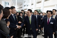 윤석열 대통령이 14일 전남 무안군 전남도청에서 열린 ‘미래산업과 문화로 힘차게 도약하는 전남’을 주제로 열린 ‘스무 번째 국민과 함께하는 민생토론회’ 참석에 앞서 전남도청 직원들과 인사하고 있다.