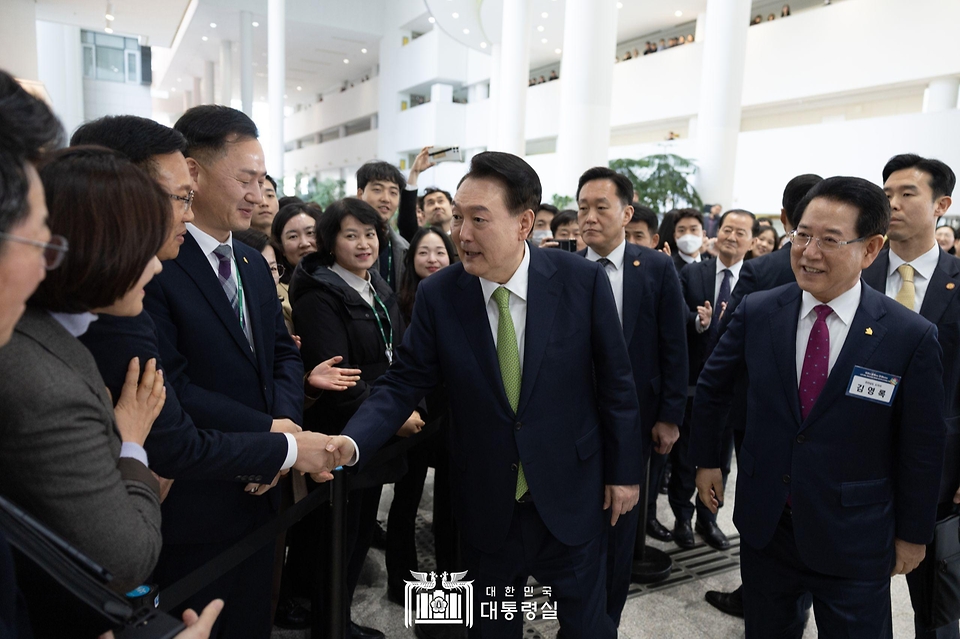 윤석열 대통령이 14일 전남 무안군 전남도청에서 열린 ‘미래산업과 문화로 힘차게 도약하는 전남’을 주제로 열린 ‘스무 번째 국민과 함께하는 민생토론회’ 참석에 앞서 전남도청 직원들과 인사하고 있다.