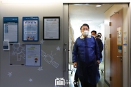 윤석열 대통령이 18일 서울 송파구 서울아산병원 어린이병원에서 소아혈액종양병동 내 병원학교을 방문한 뒤 나오고 있다. 