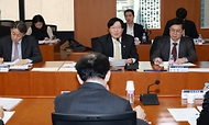 <p>김소영 금융위원회 부위원장이 18일 오후 서울 중구 금융연구원&nbsp; 대회의실에서 개최한 금융시장 현안 점검&middot;소통회의에서 정부, 관계기관, 시장전문가들과 함께 현재 거시경제 및 금융시장 상황에 대한 시각과 향후 전망에 대한 의견을 공유하고 제2금융권 건전성 현황 등 금융시장 주요 이슈에 대한 대응방안을 논의하고 있다.</p>