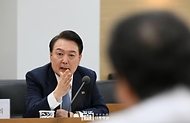 윤석열 대통령이 18일 서울 송파구 서울아산병원을 방문해 병원장 등 참석 의료진과의 간담회에서 발언하고 있다. 