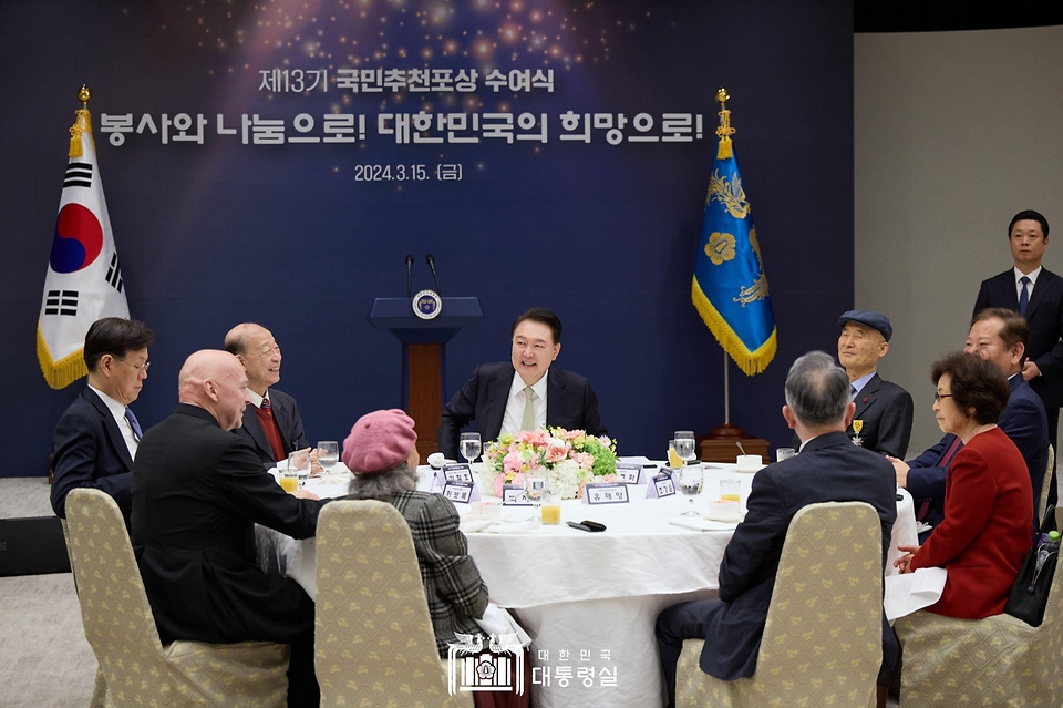 윤석열 대통령이 15일 용산 대통령실 자유홀에서 열린 ‘제13기 국민추천포상 수여식’ 뒤 오찬 자리를 갖고 이날 국민훈장, 포장, 대통령 표창을 받은 참석자들과 대화하고 있다.