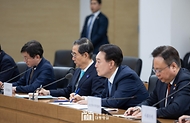 윤석열 대통령이 18일 서울 송파구 서울아산병원을 방문해 간담회에 참석한 의료진의 발언을 들으며 메모하고 있다. 