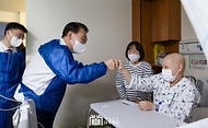 윤석열 대통령이 18일 서울 송파구 서울아산병원 어린이병원을 방문해 뇌종양 항암치료를 위해 입원 중인 한 환아와 주먹 인사를 하고 있다.
