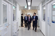 이종호 과학기술정보통신부 장관이 12일 서울 강서구 LG사이언스파크에서 LG화학 신약연구 현장시설을 참관하고 있다.