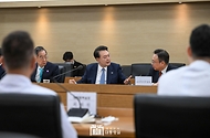 윤석열 대통령이 18일 서울 송파구 서울아산병원을 방문해 병원장 등 참석 의료진과의 간담회에서 발언하고 있다. 