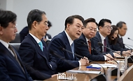 윤석열 대통령이 18일 서울 송파구 서울아산병원을 방문해 병원장 등 참석 의료진과의 간담회에서 발언하고 있다. 