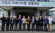 송미령 농림축산식품부 장관이 17일 대구 군위군 국립원예특작과학원 사과연구센터에서 관계자들과 기념 촬영을 하고 있다.