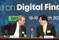 김소영 금융위원회 부위원장이 18일 오전 서울 중구 은행회관에서 개최한 한국-OECD 디지털금융 라운드테이블에서 까르미네 디 노이아 OECD 재무기업국장과 대화를 나누고 있다.