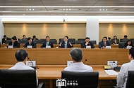 윤석열 대통령이 18일 서울 송파구 서울아산병원을 방문해 병원장 등 참석 의료진과의 간담회에서 발언하고 있다. 