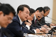 윤석열 대통령이 18일 서울 송파구 서울아산병원을 방문해 병원장 등 참석 의료진과의 간담회에서 발언하고 있다. 